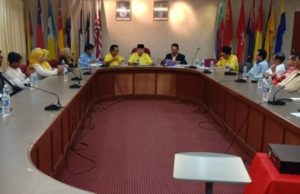 Dr. Ibrahim (tengah) mempengerusikan mesyuarat bersama Jawatankuasa Penyelarasan Sabah di Kota Kinabalu, semalam.