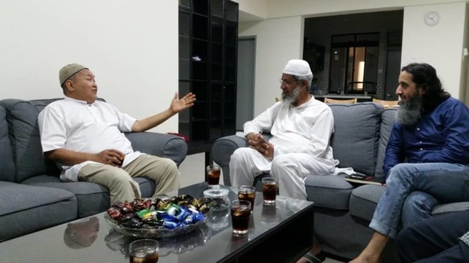 Dr. Ibrahim dan Dr. Zakir dalam pertemuan tiga jam di kediaman pendakwah bebas antarabangsa itu di Putrajaya malam tadi.