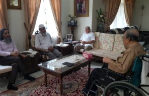 Dr. Zakir Naik (dua dari kiri) berbual mesra dengan Abdul Hamid di kediaman mantan Ketua Hakim itu di Desa Pinggiran Putrajaya.
