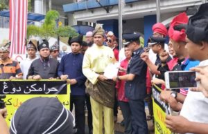 Wira Putra serah memorandum mahu Dong Zong diharamkan Nasrul Ali Hasan (tengah) menyerahkan memorandum menggesa polis mengharamkan Dong Zong kepada Abdul Rahim dari Bahagian Komunikasi Korporat Bukit Aman.