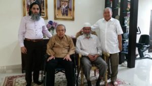 Bergambar kenangan Dr. Zakir Naik dengan Abdul Hamid dan Dr. Ibrahim Ali selepas pertemuan mesra mereka petang ini.