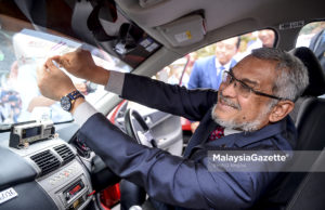 Khalid Samad Serah Bantuan Caruman Perkeso
