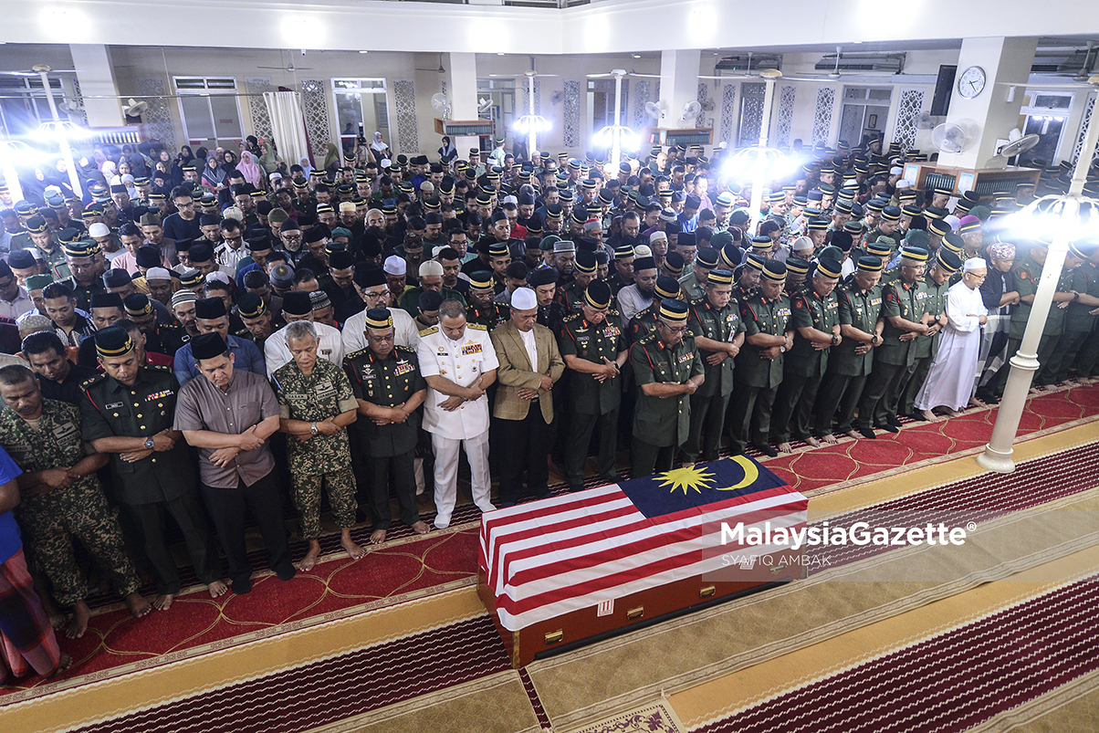 Solat jenazah dan penghormatan terakhir buat jenazah Mejar ...