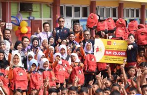 Pelajar SK Felda Pasir Besar dapat Pek Kembali ke Sekolah McDonald’s