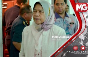 TERKINI : Penyokong Laung “Undur Zuraida!!! Undur Zuraida!!!” di Luar Mahkamah