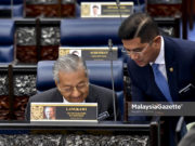Saya sedia jadi saksi saman terhadap Azmin – Mahathir