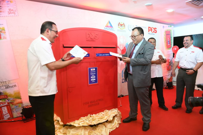 Tn Syed Najib dan YB Tn Hj Eddin meletakkan poskad ke dalam peti surat (1)