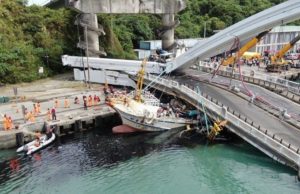 Jambatan runtuh: 6 dikhuatiri terperangkap