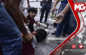 MAHASISWA mengamuk di luar Parlimen, yuran naik 529 peratus!