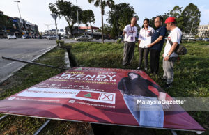 Papan Iklan Kempen Calon Gerakan Kena Roboh