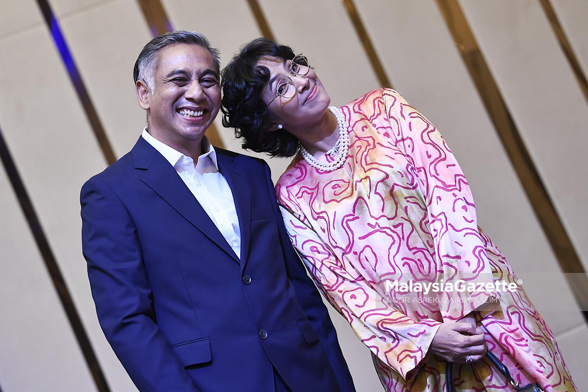 Azhar Jee Terajui Mahathir The Journey