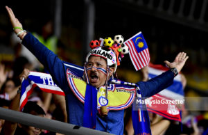 LENSA MG | Aksi Penyokong Thailand di Stadium Nasional Bukit Jalil
