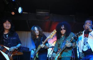 Lefthanded pukau Hard Rock Cafe KL