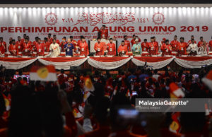 Abdul Hadi duduk sepentas dengan pemimpin UMNO