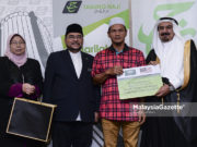 Mujahid Menyampaikan Sumbangan Kepada Waris & Mangsa Kemalangan Kren Di Makkah