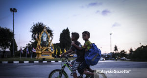 Two children cycling in the city of Patani in Thailand. PIX: HAZROL ZAINAL / MalaysiaGazette / 07 JANUARY 2020. Dua kanak-kanak menunggang basikal sekitar bandar di Pattani, Thailand. foto HAZROL ZAINAL, 07 JANUARI 2020. thailand tourism fully vaccinated tourists travellers