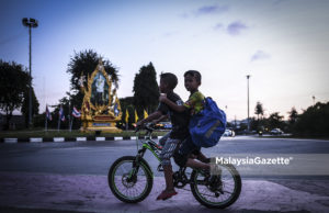 Two children cycling in the city of Patani in Thailand. PIX: HAZROL ZAINAL / MalaysiaGazette / 07 JANUARY 2020. Dua kanak-kanak menunggang basikal sekitar bandar di Pattani, Thailand. foto HAZROL ZAINAL, 07 JANUARI 2020. thailand tourism fully vaccinated tourists travellers