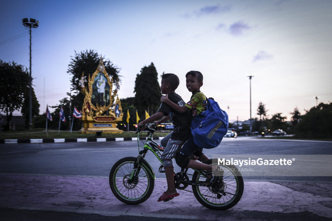 Two children cycling in the city of Patani in Thailand. PIX: HAZROL ZAINAL / MalaysiaGazette / 07 JANUARY 2020. Dua kanak-kanak menunggang basikal sekitar bandar di Pattani, Thailand. foto HAZROL ZAINAL, 07 JANUARI 2020. thailand tourism fully vaccinated tourists travellers