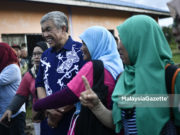 Pengerusi Barisan Nasional (BN), Datuk Seri Ahmad Zahid Hamidi (tengah) beramah mesra dengan sebahagian penduduk pada Majlis Ramah Mesra Bersama Penduduk Kampung Brunei sempena kempen Pilihan Raya Kecil (PRK) P.176 Kimanis di Kimanis, Sabah. foto FAREEZ FADZIL, 16 JANUARI 2020