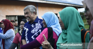 Pengerusi Barisan Nasional (BN), Datuk Seri Ahmad Zahid Hamidi (tengah) beramah mesra dengan sebahagian penduduk pada Majlis Ramah Mesra Bersama Penduduk Kampung Brunei sempena kempen Pilihan Raya Kecil (PRK) P.176 Kimanis di Kimanis, Sabah. foto FAREEZ FADZIL, 16 JANUARI 2020