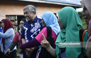 Pengerusi Barisan Nasional (BN), Datuk Seri Ahmad Zahid Hamidi (tengah) beramah mesra dengan sebahagian penduduk pada Majlis Ramah Mesra Bersama Penduduk Kampung Brunei sempena kempen Pilihan Raya Kecil (PRK) P.176 Kimanis di Kimanis, Sabah. foto FAREEZ FADZIL, 16 JANUARI 2020