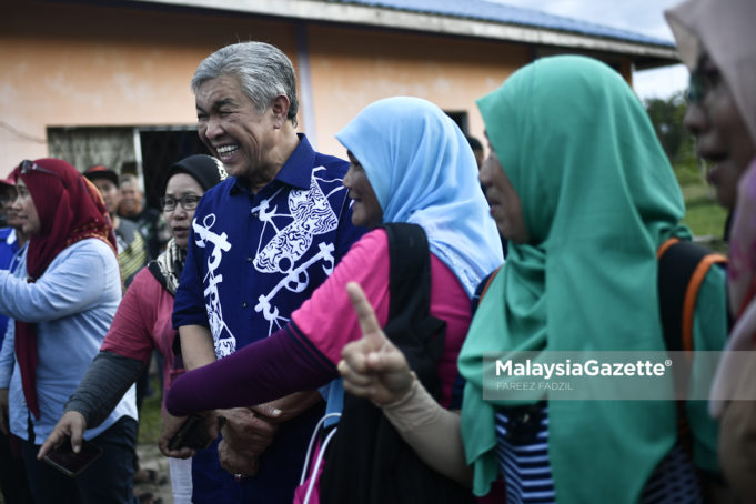 Pengerusi Barisan Nasional (BN), Datuk Seri Ahmad Zahid Hamidi (tengah) beramah mesra dengan sebahagian penduduk pada Majlis Ramah Mesra Bersama Penduduk Kampung Brunei sempena kempen Pilihan Raya Kecil (PRK) P.176 Kimanis di Kimanis, Sabah. foto FAREEZ FADZIL, 16 JANUARI 2020