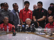 Anda boleh pakai kasut coklat, kelabu, hitam, putih atau apa saja – Dr Mahathir