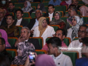 Azmin, Zuraida tonton teater Semarak Pertiwiku