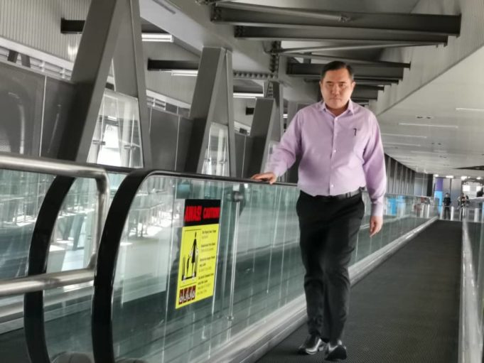 Menteri Pengangkutan Anthony Loke Siew Fook melawatn jejantas yang menghubungkan LRT Pasar Seni, MRT dan KTM KL.