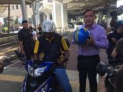 Penunggang teksi motosikal akan diintip kementerian – Anthony Menteri Pengangkutan Anthony Loke Siew Fook menaiki teksi motosikal, Dego Ride yang mula beroperasi sejak 1 Januari lalu.