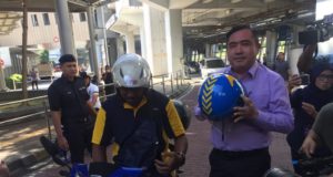 Menteri Pengangkutan Anthony Loke Siew Fook menaiki teksi motosikal, Dego Ride yang mula beroperasi sejak 1 Januari lalu.