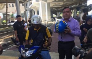 Menteri Pengangkutan Anthony Loke Siew Fook menaiki teksi motosikal, Dego Ride yang mula beroperasi sejak 1 Januari lalu.
