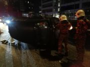 Pemandu cedera langgar pembahagi jalan, kereta terbalik