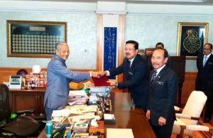 Dr Mahathir serah watikah pelantikan kepada KSN baharu