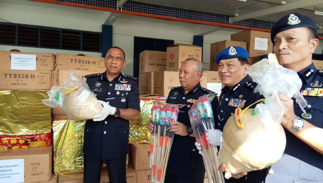 Polis Marin Rampas Mercun, Bunga Api Di Dua Premis Perniagaan Dan Lori