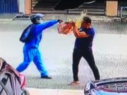 Penghantar bungkusan simbah asid kepada anggota polis