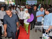 Tarikh peralihan kuasa: ‘Oh, itu kena tanya sekretariat’ – Wan Azizah