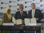 Dr. Dzulkefly Ahmad Saksi Perjanjian Kerjasama UM dan Johnson Johnson