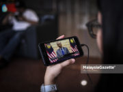 Rakyat Malaysia Mendengar Siaran Langsung Perutusan Khas Tun M