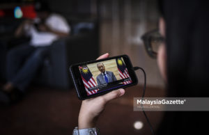 Rakyat Malaysia Mendengar Siaran Langsung Perutusan Khas Tun M