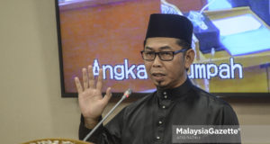 The new Member of Parliament of Kimanis, Datuk Mohamad Alamin takes his oath as the Member of Dewan Rakyat at the Parliament in Kuala Lumpur. PIX: AFIQ RAZALI / MalaysiaGazette / 27 FEBRUARY 2020