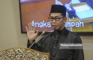 The new Member of Parliament of Kimanis, Datuk Mohamad Alamin takes his oath as the Member of Dewan Rakyat at the Parliament in Kuala Lumpur. PIX: AFIQ RAZALI / MalaysiaGazette / 27 FEBRUARY 2020