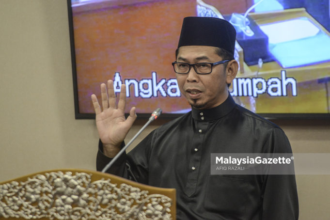 The new Member of Parliament of Kimanis, Datuk Mohamad Alamin takes his oath as the Member of Dewan Rakyat at the Parliament in Kuala Lumpur. PIX: AFIQ RAZALI / MalaysiaGazette / 27 FEBRUARY 2020