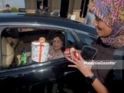 Tun Siti Hasmah sempat beri coklat kepada petugas media