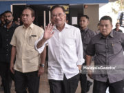 Selepas empat jam bermesyuarat Anwar hanya tersenyum kepada media