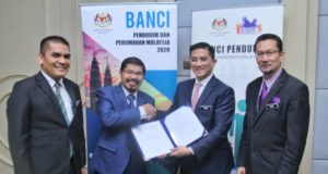 Datuk Seri Mohamed Azmin Ali, Menteri Hal Ehwal Ekonomi menyampaikan watikah pelantikan kepada YBhg. Datuk Seri Dr. Mohd Uzir Mahidin, Ketua Perangkawan Malaysia sebagai Pesuruhjaya Banci ke-6 dengan disaksikan oleh Senator Dr. Radzi Jidin, Timbalan Menteri Hal Ehwal Ekonomi (kiri) dan Datuk Saiful Anuar Lebai Hussen, Ketua Setiausaha Kementerian Hal Ehwal Ekonomi (kanan).