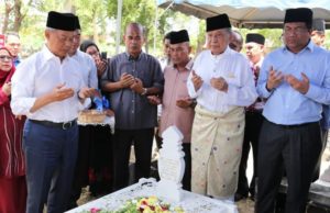 Muhyiddin ziarah pusara ayah, ibunya di Muar