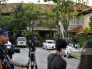 Petugas Media Siap Sedia di Hadapan Kediaman PM ke 8