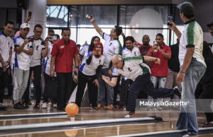 Najib main boling hilangkan tekanan