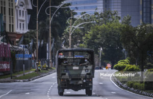 Puluhan Tentera Menaiki Trak Lintas Pusat Bandar